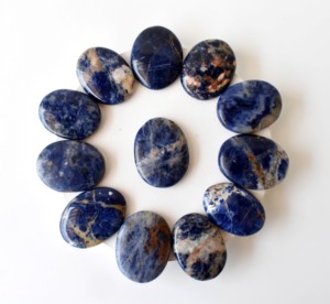 Pierres de méditation ovales en agate sodalite bleue de qualité supérieure, polies avec soin, style européen, pour la méditation et l'artisanat - Product Image 1