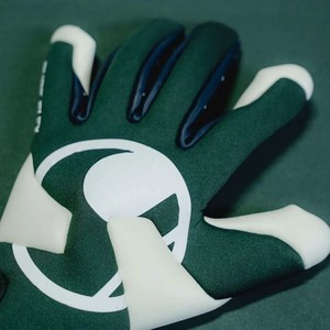 Gants de gardien de but professionnel Manipulation du ballon de haut niveau Coupes personnalisables Couleurs Tailles Durables pour une utilisation en extérieur - Product Image 2