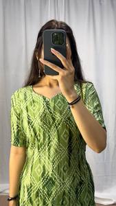 Bandhani moderne et élégant imprimé Kurti tendance vêtements ethniques indiens A-ligne pour vêtements de fête et décontractés décolleté traditionnel - Product Image 2