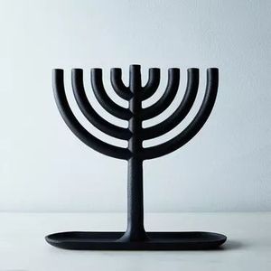 Menorá de Hanukkah Minimalista de Metal con Diseño Verde y Plateado, Moderno Portavelas para Decoración de Festividades Judías - Product Image 6