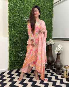 Nuevo diseñador de ropa de fiesta NATURAL CREPE tela codificación trabajo Dupatta bordado cuello Salwar Kameez conjunto precio al por mayor Ropa Étnica - Product Image 6