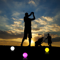 Le golf coloré allument les balles de golf LED pratiquent le jeu de balles de golf lumineuses blanches de 42mm