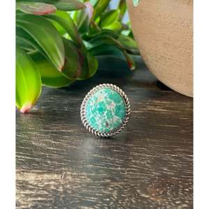 Anillo de Plata de Ley con Turquesa de la Montaña Sonora de Reda Galvan, Corte Ovalado, Diamantes Engastados en Bisel, Oro Rosa, Romántico, Talla 7.75, Regalo Perfecto - Product Image 1