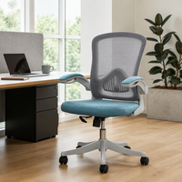 Chaise de bureau ergonomique à dossier mi-haut en maille avec logo personnalisé, accoudoirs rabattables, dossier en S et base pivotante à vérin à gaz pour le bureau