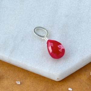 Pendentif en forme de larme de rubis, pierre de naissance de juillet, pierre précieuse rouge, plaqué argent, charme délicat fait à la main, bijoux - Product Image 5