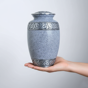 Urna Funeraria de Metal para Cenizas Humanas, Acabado Plateado/Gris Moteado, Banda Grabada con Hojas, 10 Pulgadas, Fabricante Indio - Product Image 3