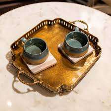 Plateau de service attrayant en laiton avec poignée en laiton moderne pour plateau de café de table et restaurant de vaisselle fabriqués à la main en Inde - Product Image 4