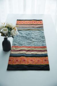Chemin de table vintage en batik Hmong - Tapis de table ethnique en chanvre tissé à la main avec broderie colorée - Décoration de maison bohème, pièce maîtresse - Product Image 2
