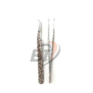 Pinzas de extensión de pestañas de 45 grados Logotipo personalizado Agarre fuerte Pinzas de belleza con estampado de tigre de acero sostenible con embalaje de caja - Product Image 2