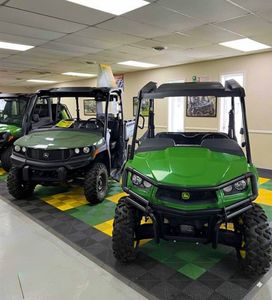 Véhicule utilitaire John Deere XUV 835M/845M Gator haute performance, boîte de vitesses automatique 4x4, boîte de chargement robuste - Product Image 2