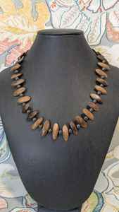 Collier ras du cou en bois de style tribal, artisanat en bois fait à la main pour la mode et la décoration intérieure - Product Image 3