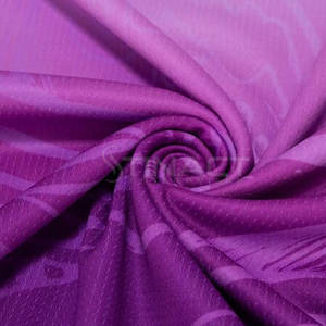 Uniforme de baloncesto hecho en Pakistán con logotipo, número y nombre personalizados, disponible en diferentes colores y tallas para equipos. - Product Image 4