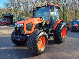 Tracteur Kubota M7040 4RM avec cabine, 645 heures, 70 CV, double hydraulique, télécommandes arrière, boîte de vitesses, pompe moteur, garantie de 2 ans - Product Image 2