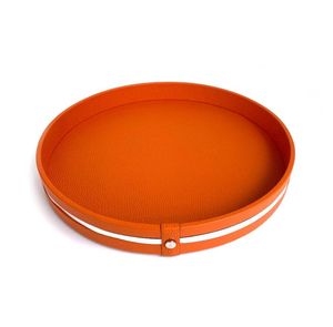 Bandeja redonda de cuero para organizar mandos a distancia multimedia o colocar los servicios de los huéspedes en habitaciones modernas de lujo - Product Image 2