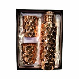 Bouteille d'eau en cuivre pur avec 2 verres à gobelet élégants et durables, parfaits pour améliorer l'hydratation et favoriser la santé - Product Image 1