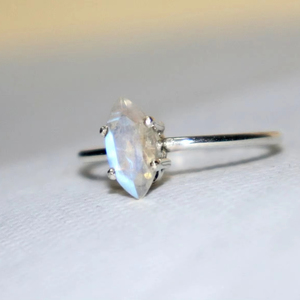 Anillo apilable con ajuste de canal de plata esterlina de piedra lunar, joyería hecha a mano, piedra Natural, corte ovalado, piedra preciosa de arcoíris, regalo para mujer - Product Image 1