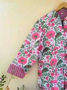 Veste polaire matelassée indienne à la main pour femmes Manteau d'hiver court en coton réversible pour filles Techniques imprimées pour la saison d'automne - Product Image 6