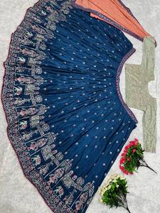 Tenue de mariée Lehenga Choli en chinon lourd avec broderie en fausse fourrure et dupatta pour les occasions de fête, design réversible - Product Image 4