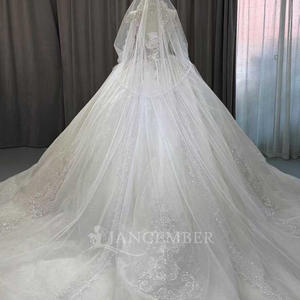 Vestido de Novia Moderno y Lujoso OY016 con Cuello Barco, Pedrería de Cristal, Cola Capilla y Flores - Product Image 6