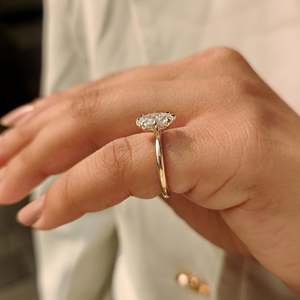 แหวนเพชรทรงรีแบบแปดกรงเล็บสำหรับหมั้น - Product Image 3