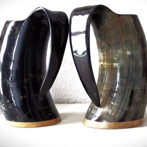 Corne de buffle sculptée, écologique, polie de qualité supérieure, représentant des animaux vikings et des motifs religieux, avec support fait main, prix d'usine - Product Image 1