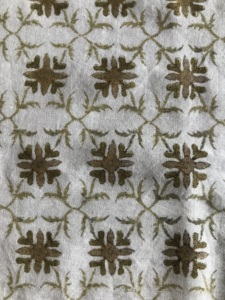 Tela de Algodón Estampada a Mano con Motivos Florales Marrón Oliva y Enrejado Geométrico Suave - Product Image 2