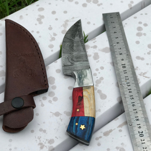 Couteau de chasse en acier damas à lame fixe avec gaine en cuir poignée drapeau américain produit de célébration de la fête nationale - Product Image 1