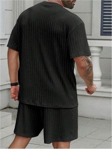 Vente en gros Ensemble 2 pièces de t-shirts et shorts pour hommes, vêtements d'été décontractés avec logo imprimé personnalisé - Product Image 5