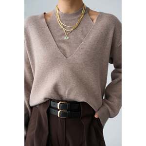 Suéter beige de dos piezas con cuello en V - Product Image 3