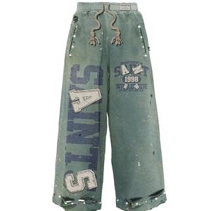 Ensemble de survêtement vintage streetwear personnalisé pour homme, effet usé et délavé au soleil, avec broderie appliquée et strass, comprenant un sweat à capuche zippé ample - Product Image 3