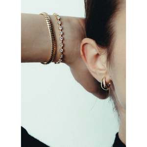 Pulsera de tenis Amara Fancy Shape en oro amarillo, accesorio de moda - Product Image 4