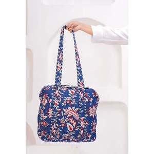 Sac fourre-tout matelassé en coton bleu floral fait main, grand format, tendance, avec broderie lettre ouverte, en toile écologique pour usage quotidien, hiver - Product Image 4