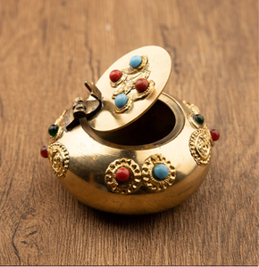 Cendrier rond en laiton d'inspiration vintage pour fumoirs de style rétro - Product Image 4