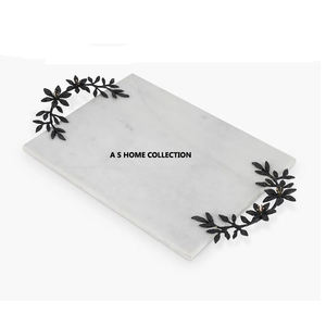 Plateau de service de nourriture en acier inoxydable martelé Table élégante de luxe Plateau décoratif et plateaux de serveur rapide avec poignée en or - Product Image 2