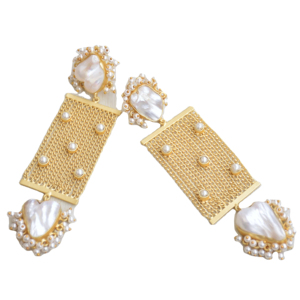 Boucles d'oreilles pendantes élégantes en perles d'eau douce avec finition plaquée or poli, fabrication artisanale raffinée, bijoux de mariage - Product Image 2