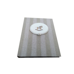 Album photo autocollant design cheval à bascule - Papier de haute qualité et couverture en tissu, cadeau idéal pour les enfants - Product Image 1