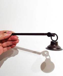 Éteignoir de bougie en métal argenté au design moderne pour la décoration intérieure de la table et les accessoires du salon - Product Image 6