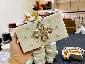 Sac à main de luxe pour femme en résine époxy, design personnalisé, fermeture magnétique ouverte, décoration en perles et strass, élégant et tendance - Product Image 4