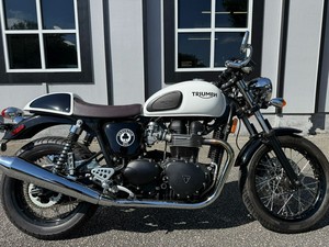 Disfruta de la comodidad de tu nueva motocicleta Triumph Thruxton Ace. - Product Image 1