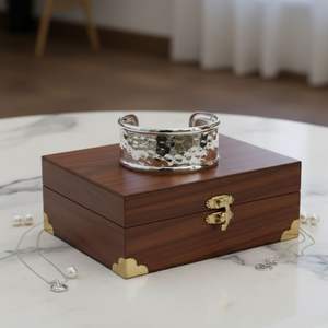 Bracelet ouvert élégant pour femmes, en laiton plaqué argent, avec gravure personnalisée de créateur, cadeau de bijoux à prix de gros - Product Image 5