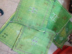 Magnifique coussin en soie de cactus marocaine fait main et personnalisable avec broderie pour la décoration de la maison - Product Image 1
