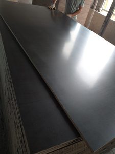 Madera contrachapada decorativa marrón de hotel moderno de alta calidad con película negra para exteriores de núcleo de acacia de eucalipto del fabricante vietnamita - Product Image 5