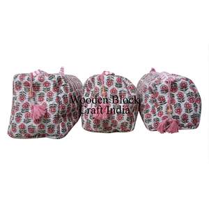 Ensemble de 3 trousses de toilette en coton matelassé, faites à la main en Inde, pochette de voyage pour maquillage avec sac cosmétique imprimé à la main, cadeau d'anniversaire - Product Image 2