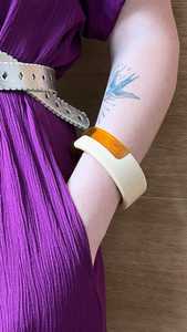 Brazaletes de resina facetada etérea - Product Image 2