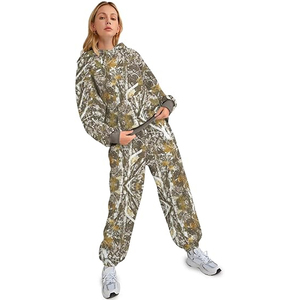 Vêtements de sport tendance avec des impressions colorées personnalisées, ensembles de survêtements imprimés pour femmes, tissu doux et coupe décontractée pour les actives. - Product Image 2