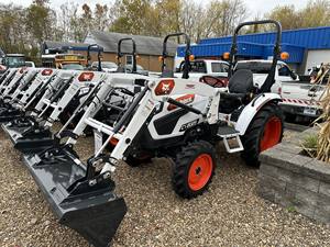 Tracteur compact Bobcat CT2040H avec chargeur frontal et pelle arrière, équipement agricole puissant pour les tâches agricoles et de construction - Product Image 3