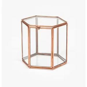 Boîtes à bijoux rectangulaires modernes faites à la main en verre transparent avec des accents en laiton doré pour le rangement à domicile des boucles d'oreilles et des colliers - Product Image 6