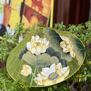 Chapeau en feuille de lotus naturel, chapeau conique vietnamien traditionnel pour la mode et l'ornement - Product Image 1