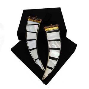 Collier pendentif en nacre élégant de haute qualité plaqué or à la mode pour les mariages, les fêtes et les fiançailles - Product Image 3