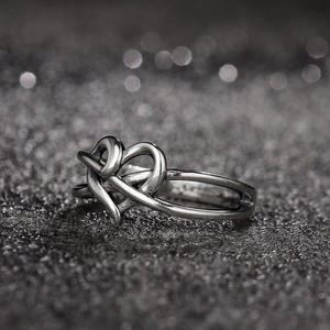 Anillo de Plata de Ley con Corazones Entrelazados Jeulia - Anillo de Boda con Piedras Preciosas Chapado en Rodio - Product Image 5